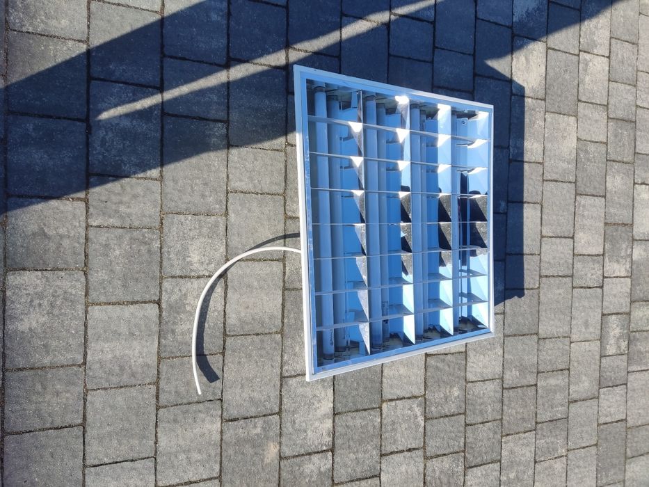 Lampa sufitowa kasetonowa lampa jarzeniowa kasetony sufitowe świetlówk