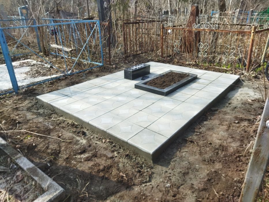 Укладка тротуарной плитки,благоустройство на кладбище