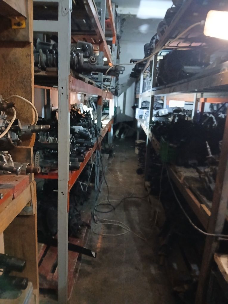 Vende-se recheio peças automóvel recentes