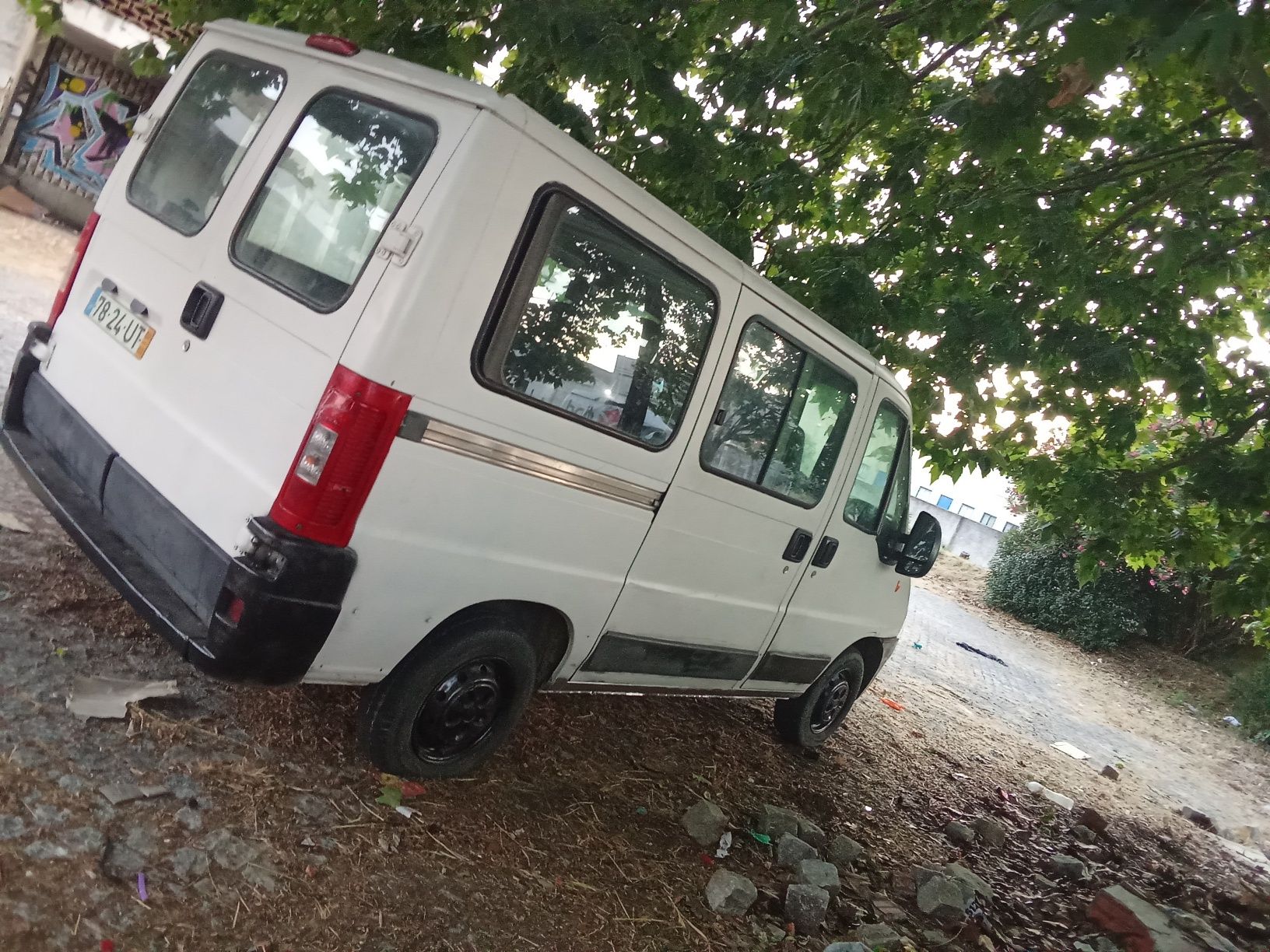 Vendo ao troço uma carrinha
