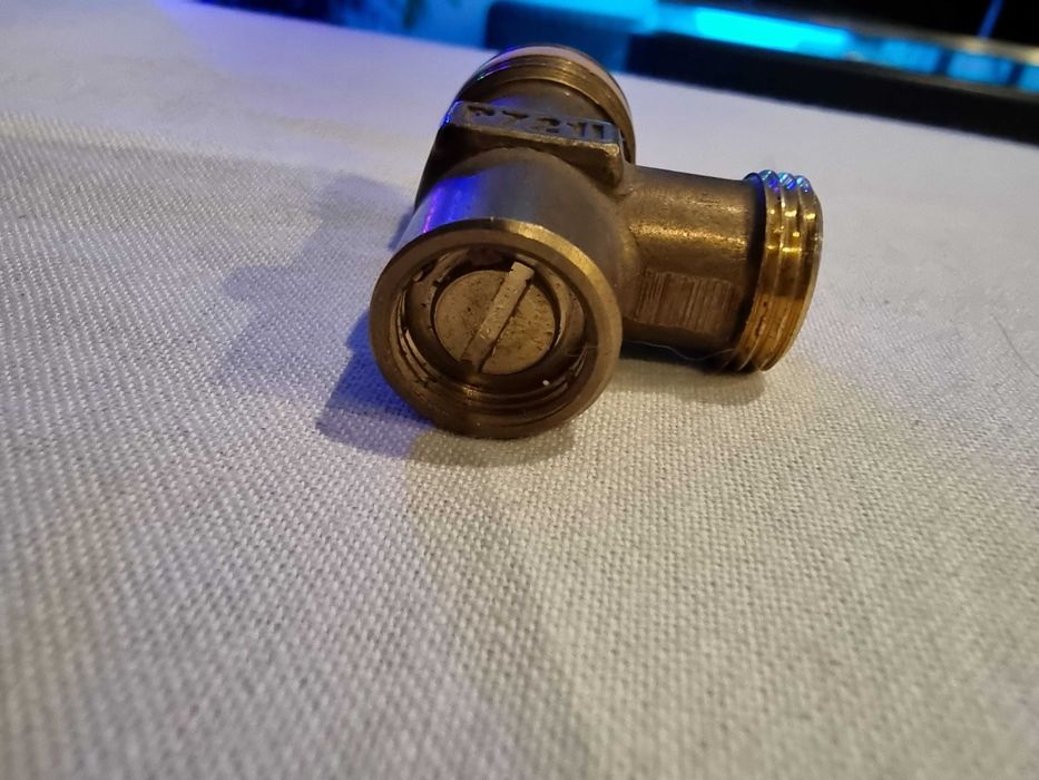 Zawór odcinający kątowy 1/2" X 3/8" Mosiądz do stelaża podtynkowego