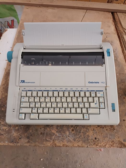 Máquina escrever eléctrica Triumph + Adler