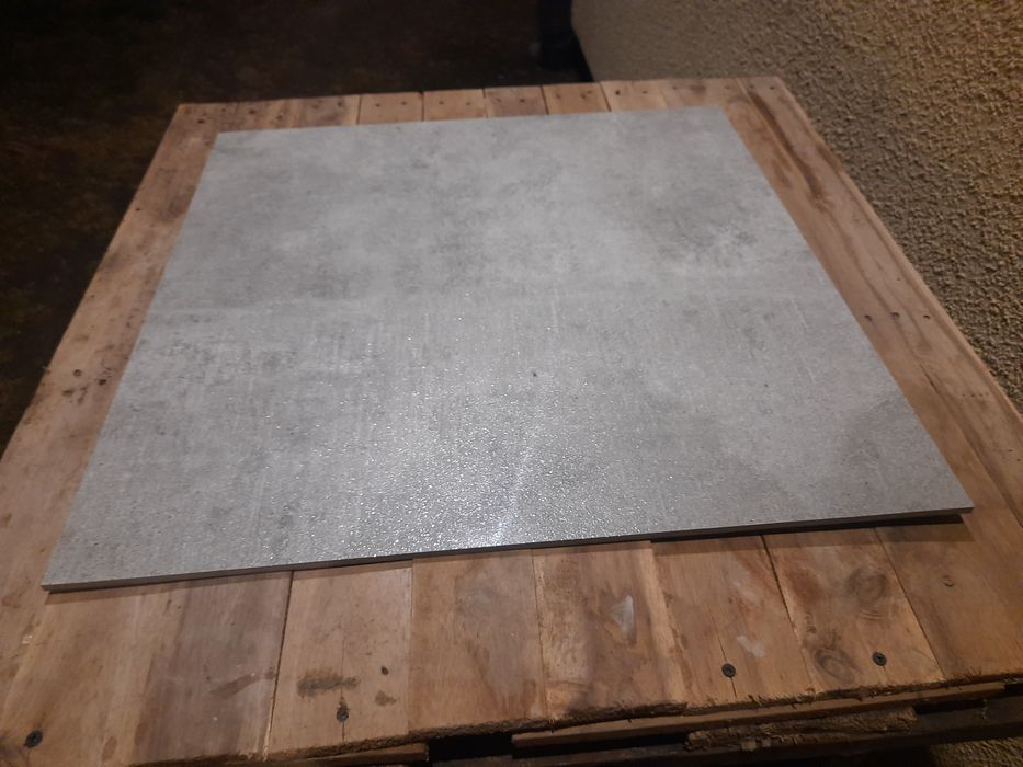 Płytki 60 x 60. Ilość- 53m2