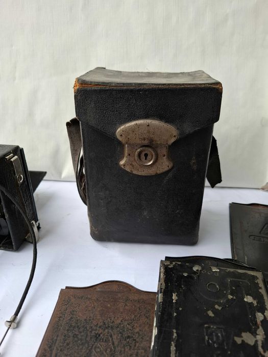 Фотоаппарат старый с касетами.