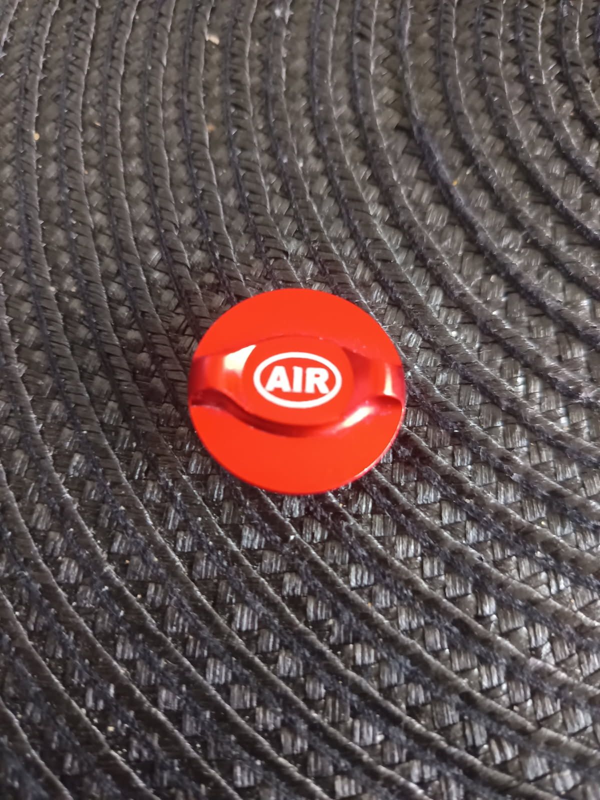 Top Cap air czerwona anoda i 2 zaworki na wentyl Presta