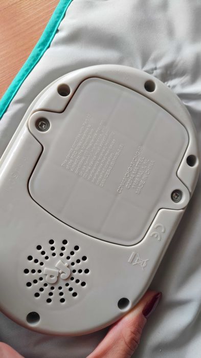 Mata grającą na łóżko