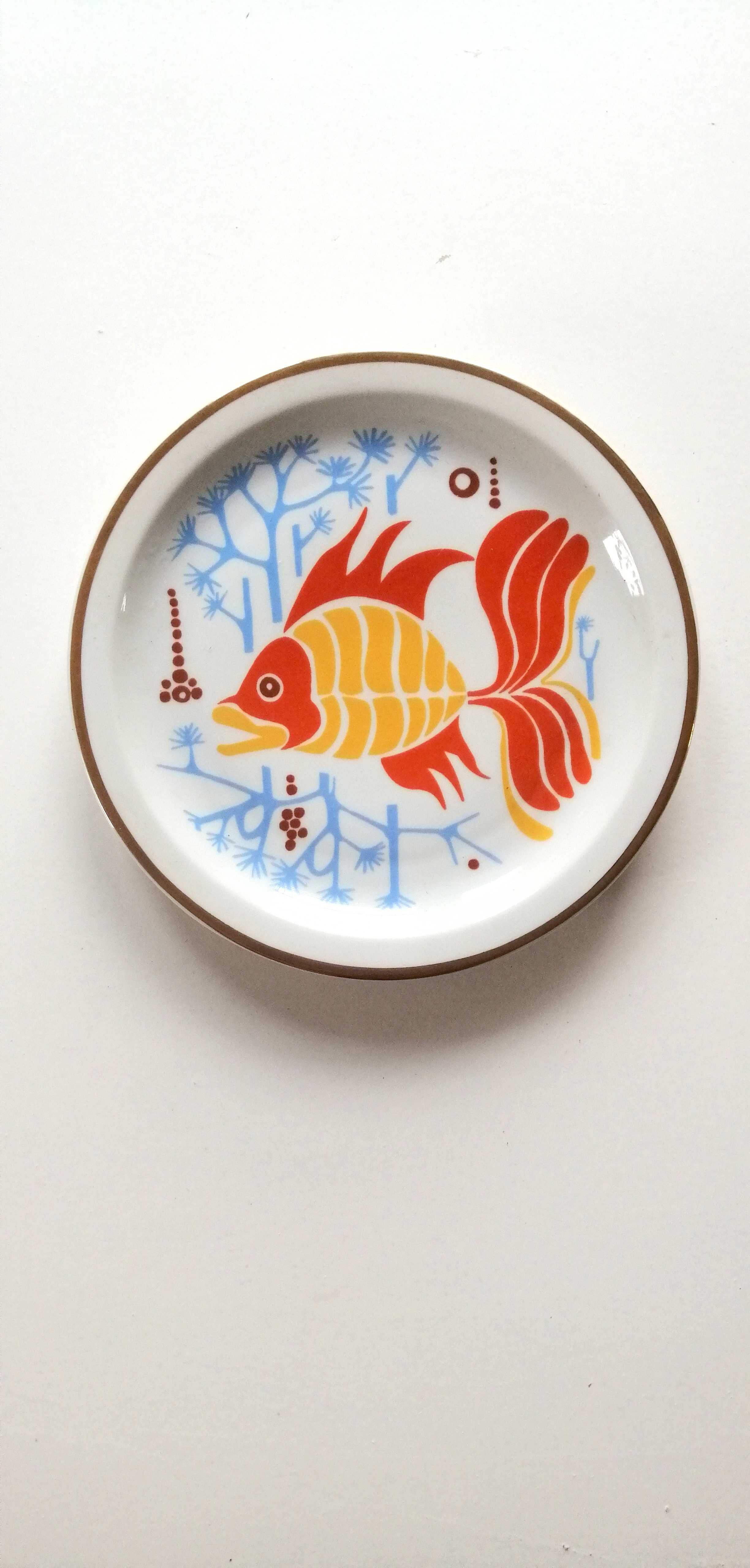 talerze ozdobne wiszące na ścianę ryba rybka z czasów prl porcelana