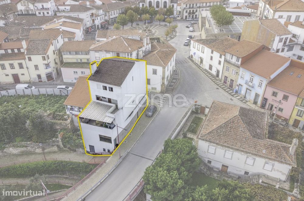 Prédio Torre de Moncorvo Com Loja Comercial