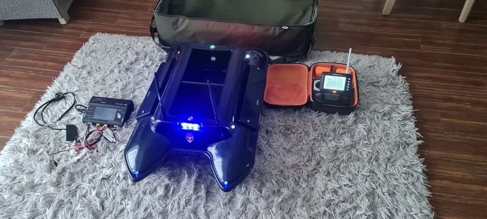 Łódka zanętowa Alien Boat z echosondą i autopilotem X Pilot Toslon GPS