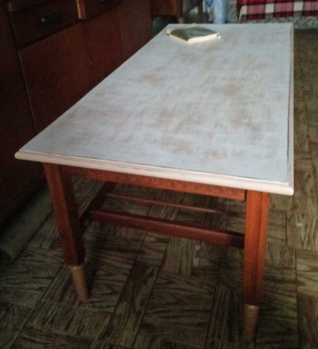 Журнальний дерев'яний стіл з ефектом старовини в стилі прованс