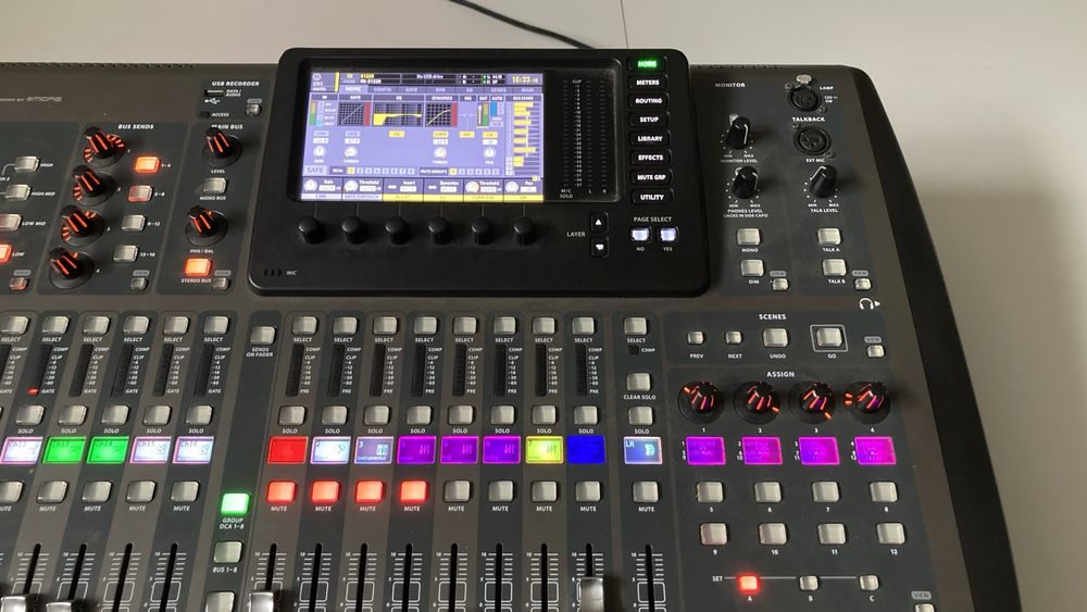 Цифровий мікшерний рульт Behringer X32