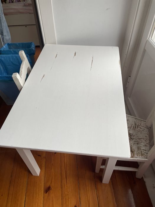 Mesa baixa de crianca com 2 cadeiras