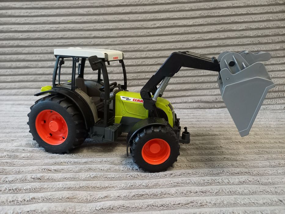 Трактор з ковшем від Bruder