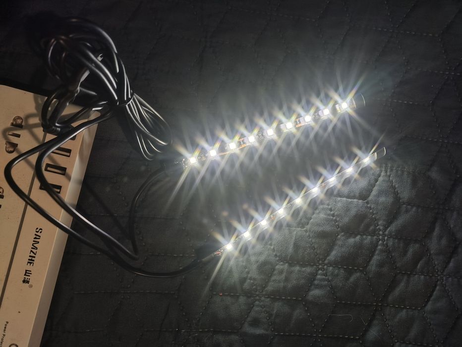 Dwie połączone taśmy LED