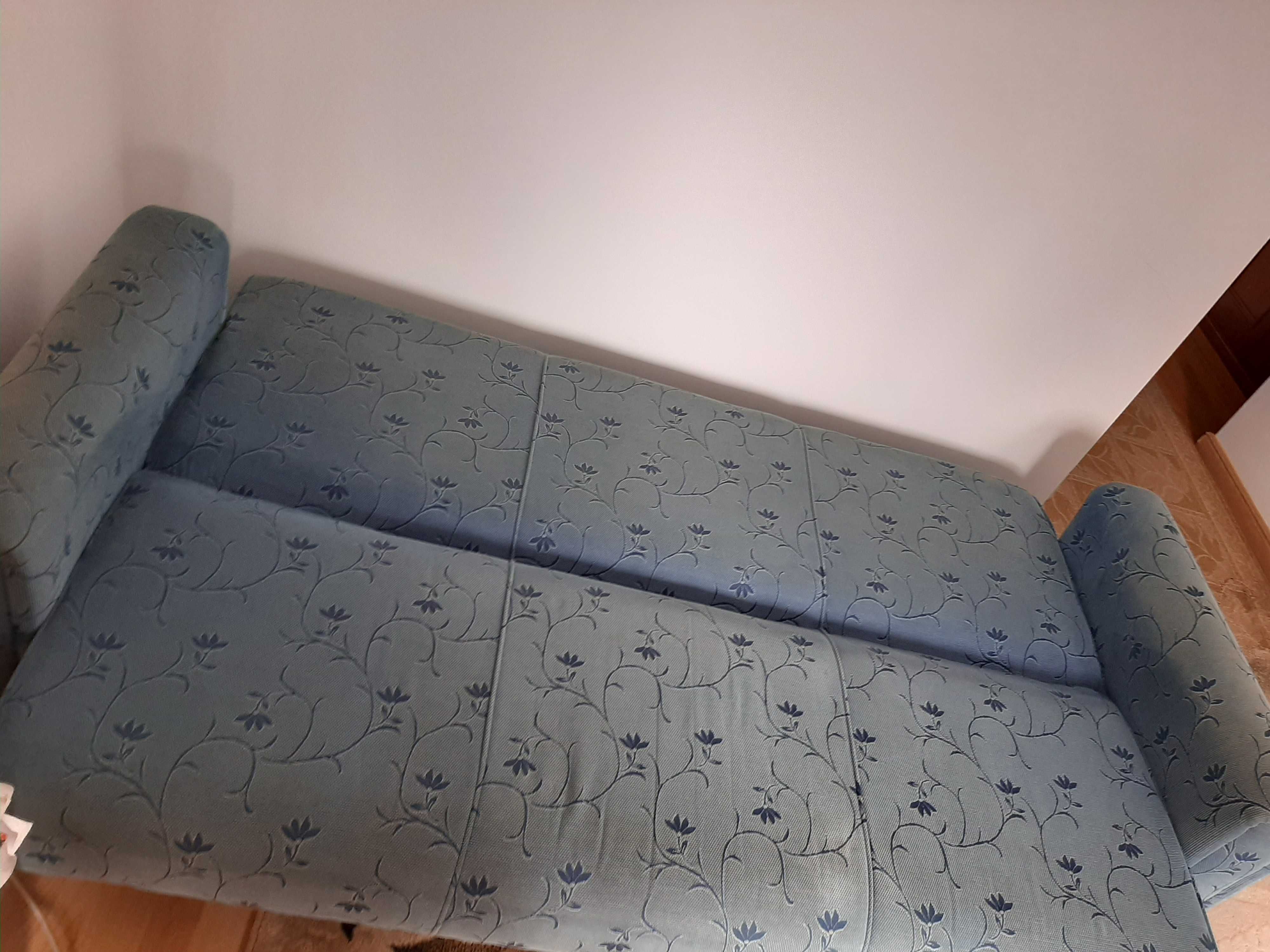 Sofá cama Azul em Tecido e estrutura de Madeira com 2,10m de largura.