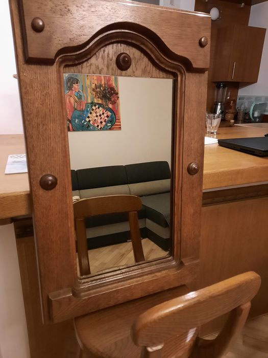 Lustro w drewnianej ramie