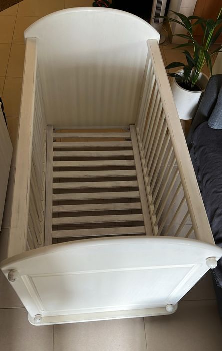 Cama de grades em madeira maciça