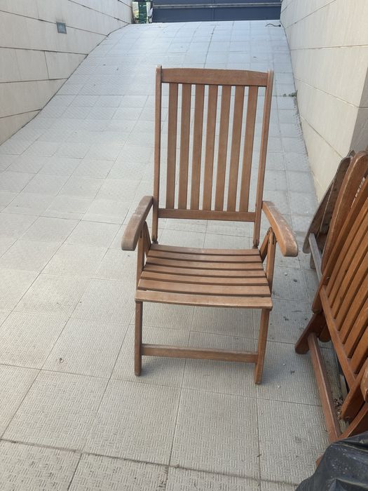 Cadeiras em madeira de jardim e mesa