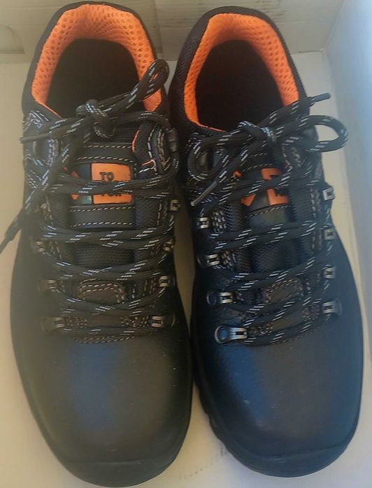 Sapatos de biqueira de aço como novos