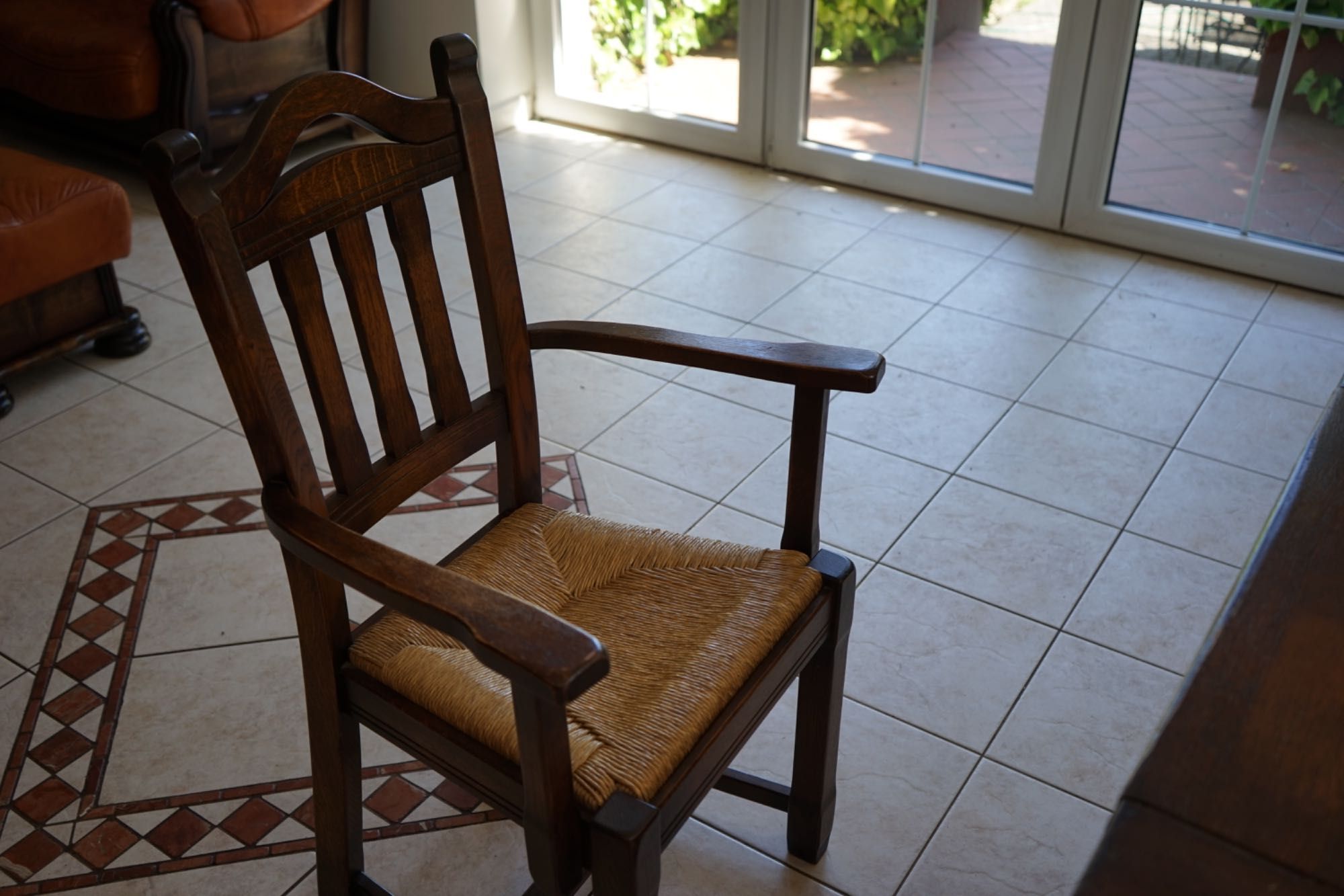 kredens, stół z krzesłami - dla wielbicieli mebli unikatowych