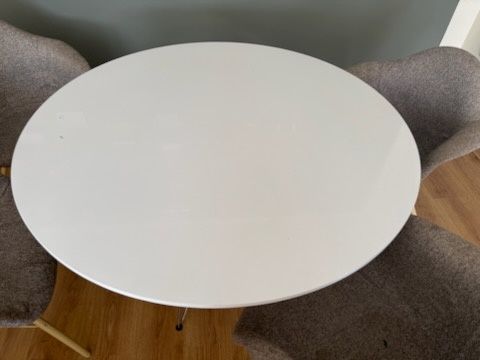 Stół okrągły z krzesłami, fotelami