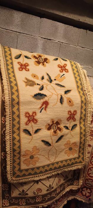 Tapetes de arraiolos e mobiliário