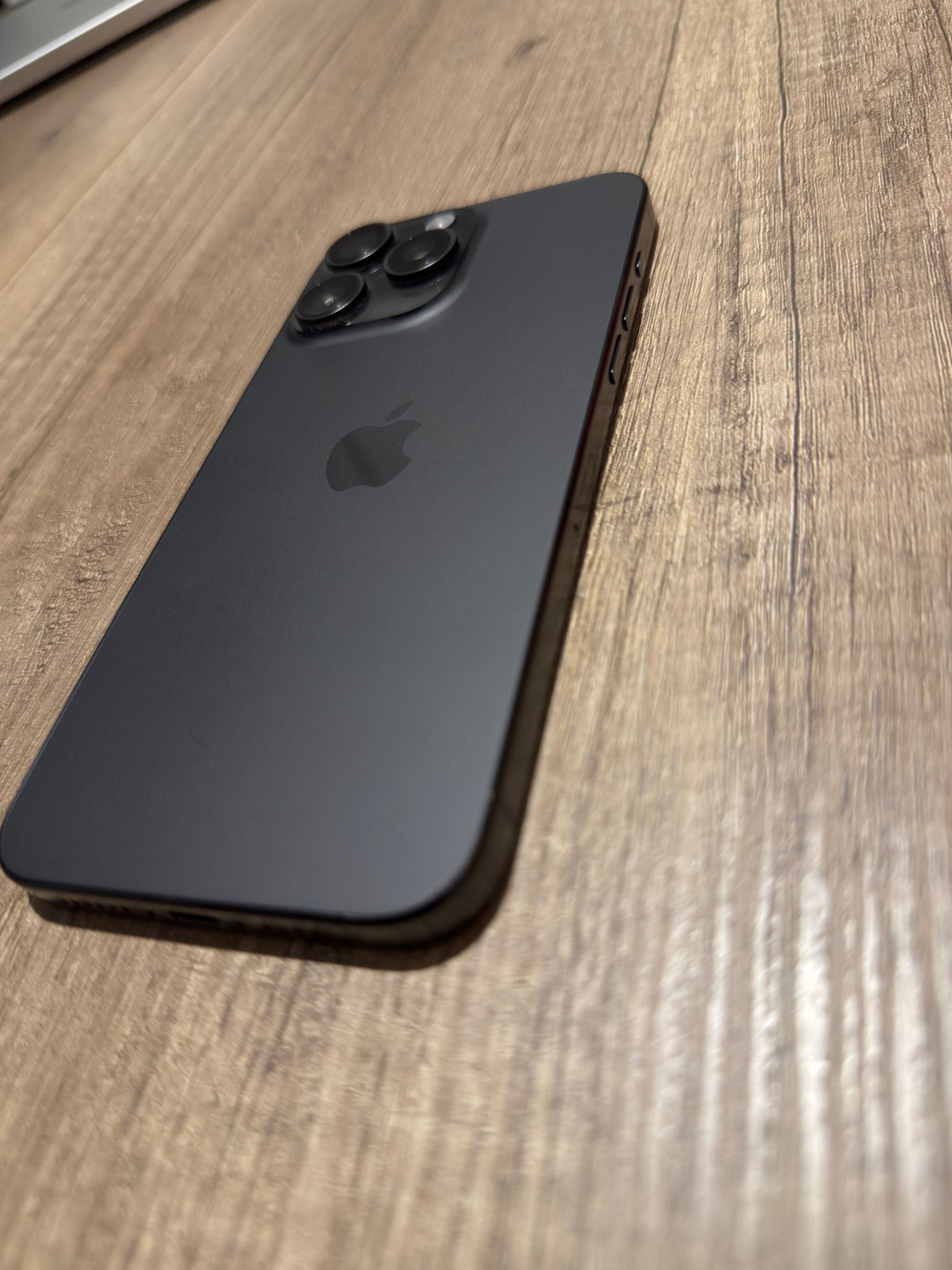 iPhone 15 Pro Max 256GB — Titânio Escuro — Como novo, com garantia