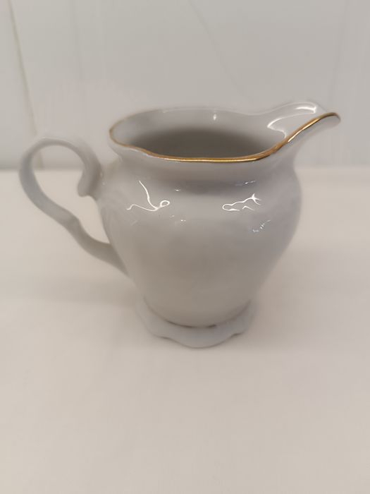 Leiteira Porcelana Antiga. Branco com fios Dourados