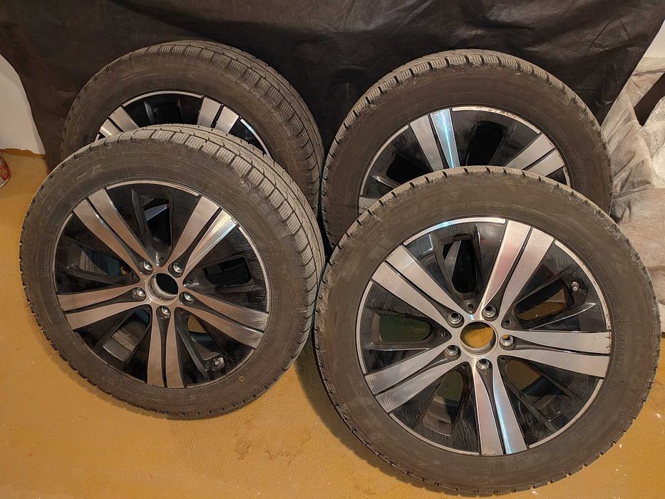 Oryginalne felgi aluminiowe 17 cali wraz z zimowymi oponami.