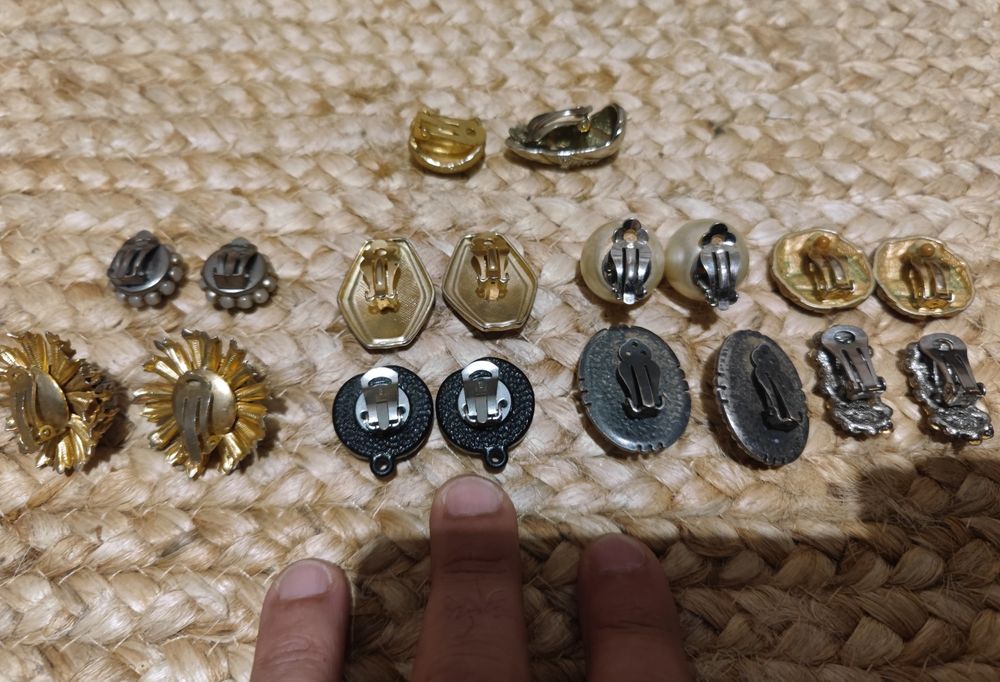 18 brincos antigos em metal estilo retro