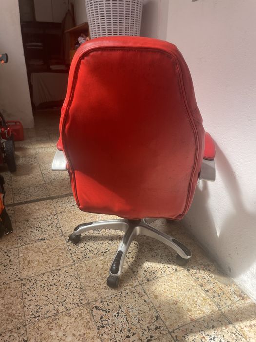 Cadeira de couro vermelha – manchas e desgaste – para quem quer levar