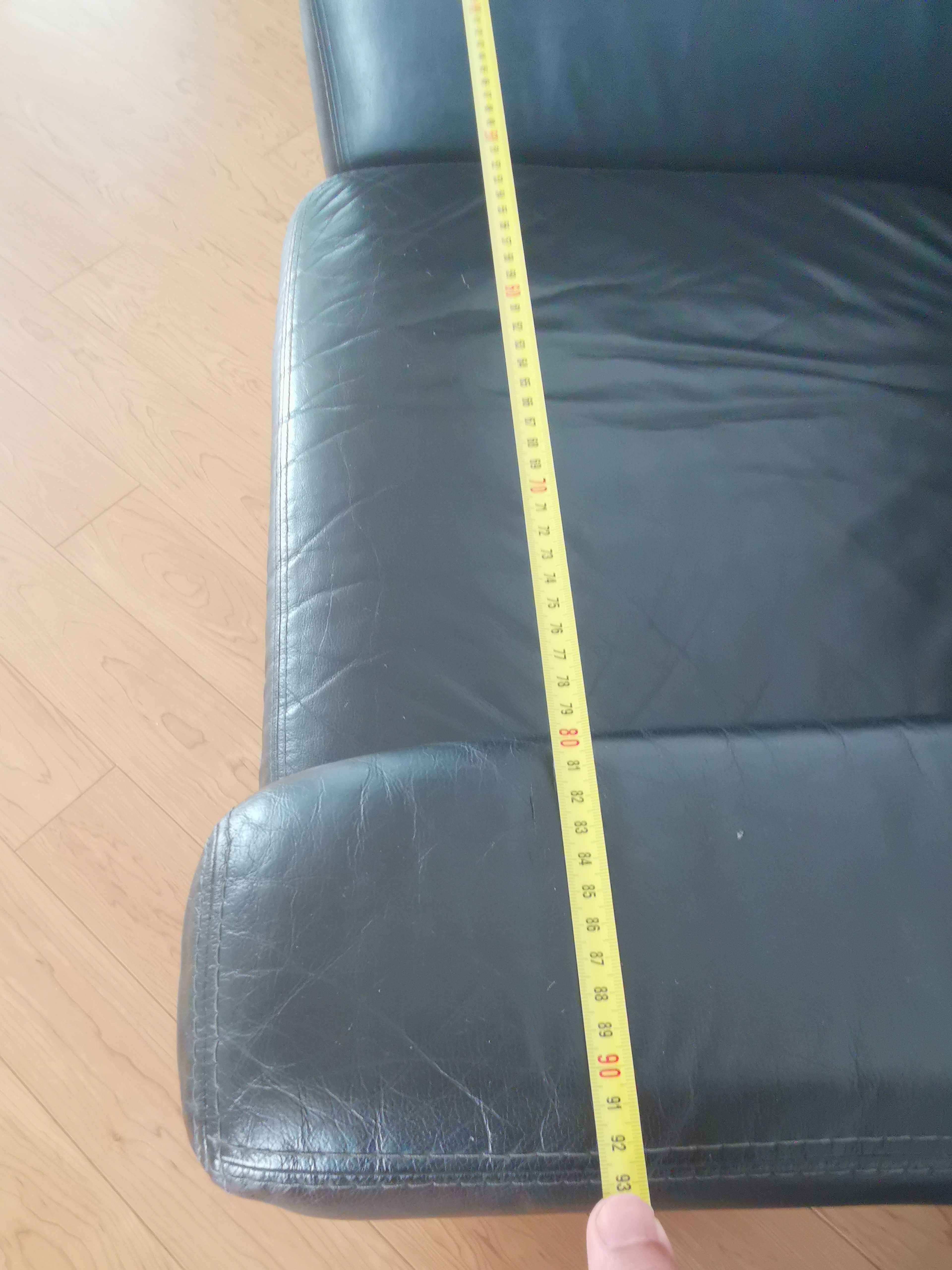 Conjunto de sofás individuais em pele