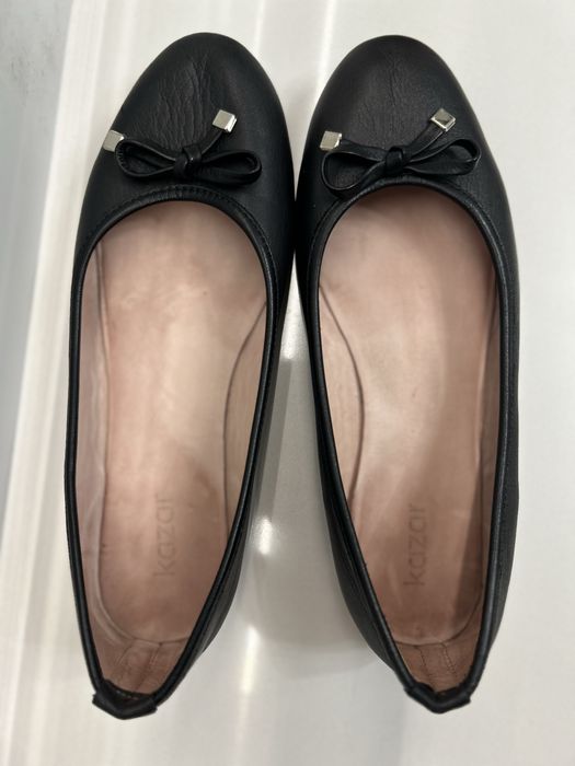 Skórzane, czarne baleriny z kokardką Kazar