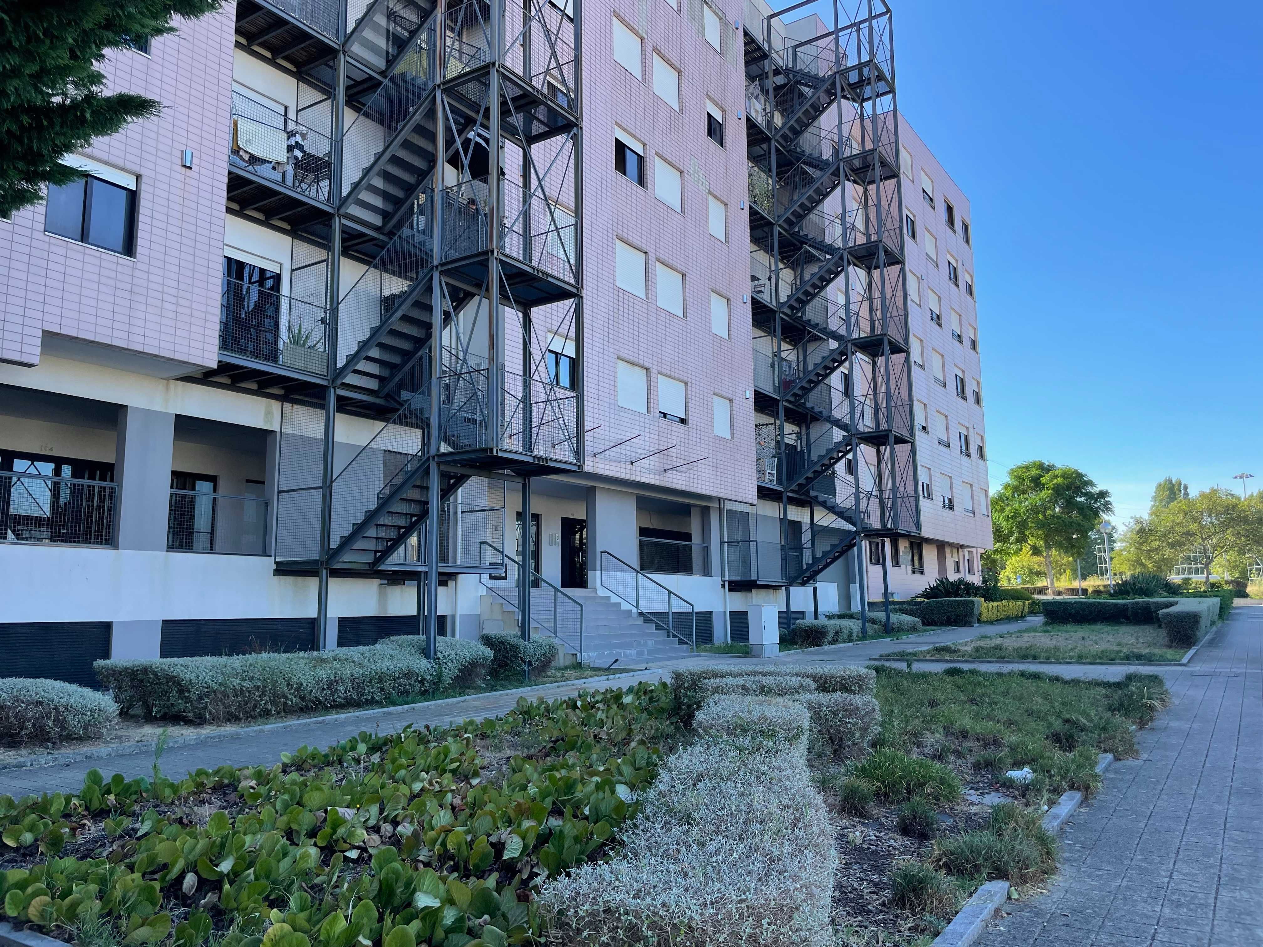 Apartamento T2 com 2 lugares de garagem em S. Mamede de Infesta