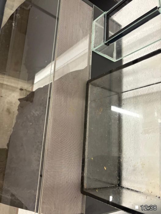 różne terraria i akwarium