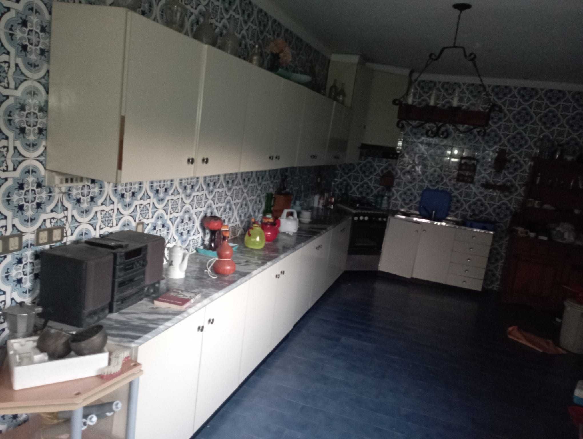 Armarios de cozinha  brancos, bom estado de conservação