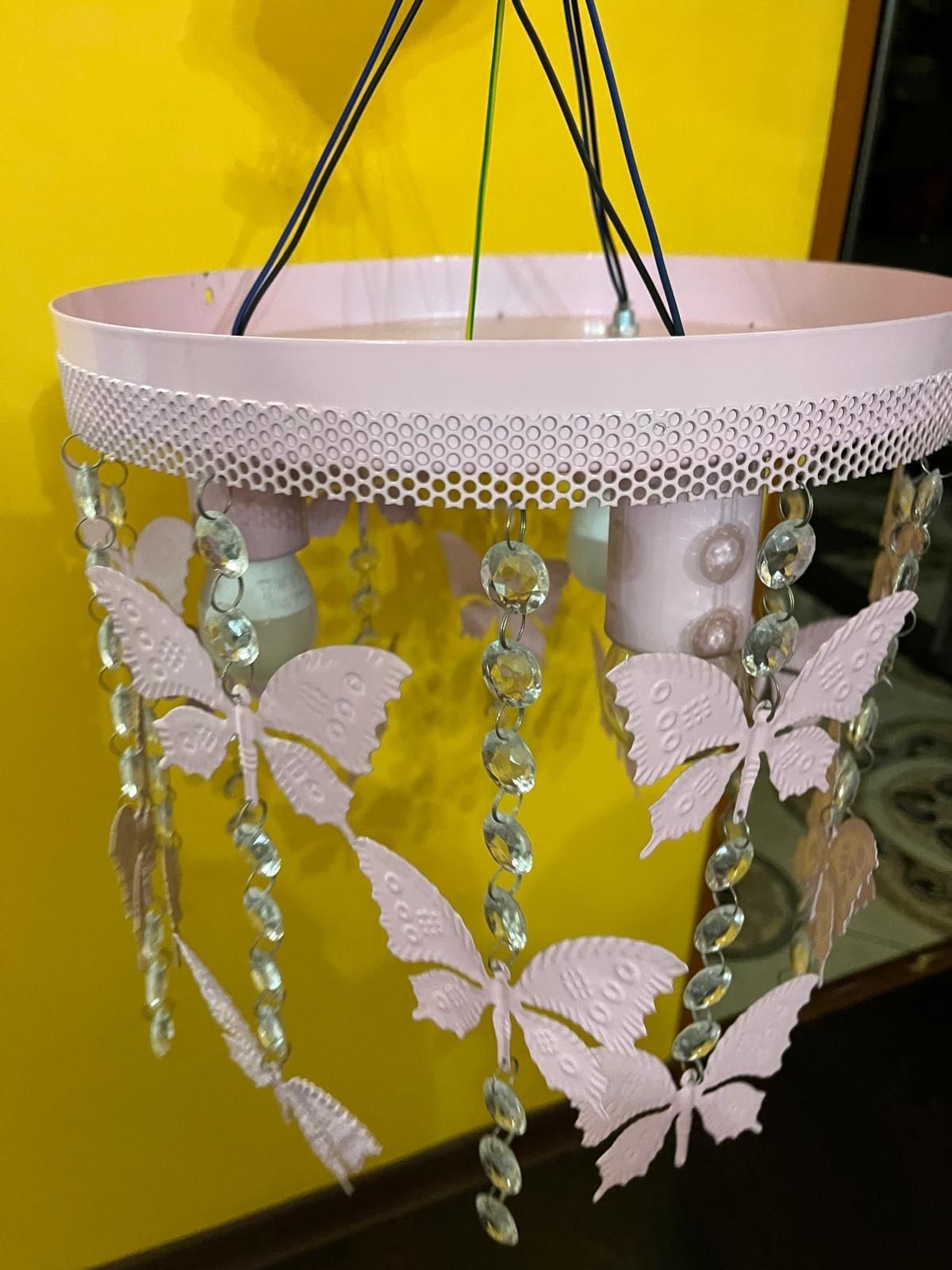 Lampa różowa z motylkami i kryształkami