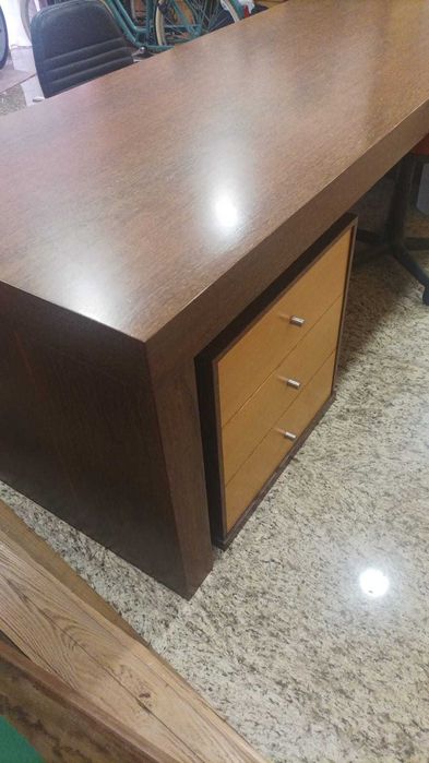 Secretária em Carvalho