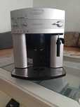 Automatyczny ekspres do kawy DELONGHI. Model ESAM 3200 Magnifica.