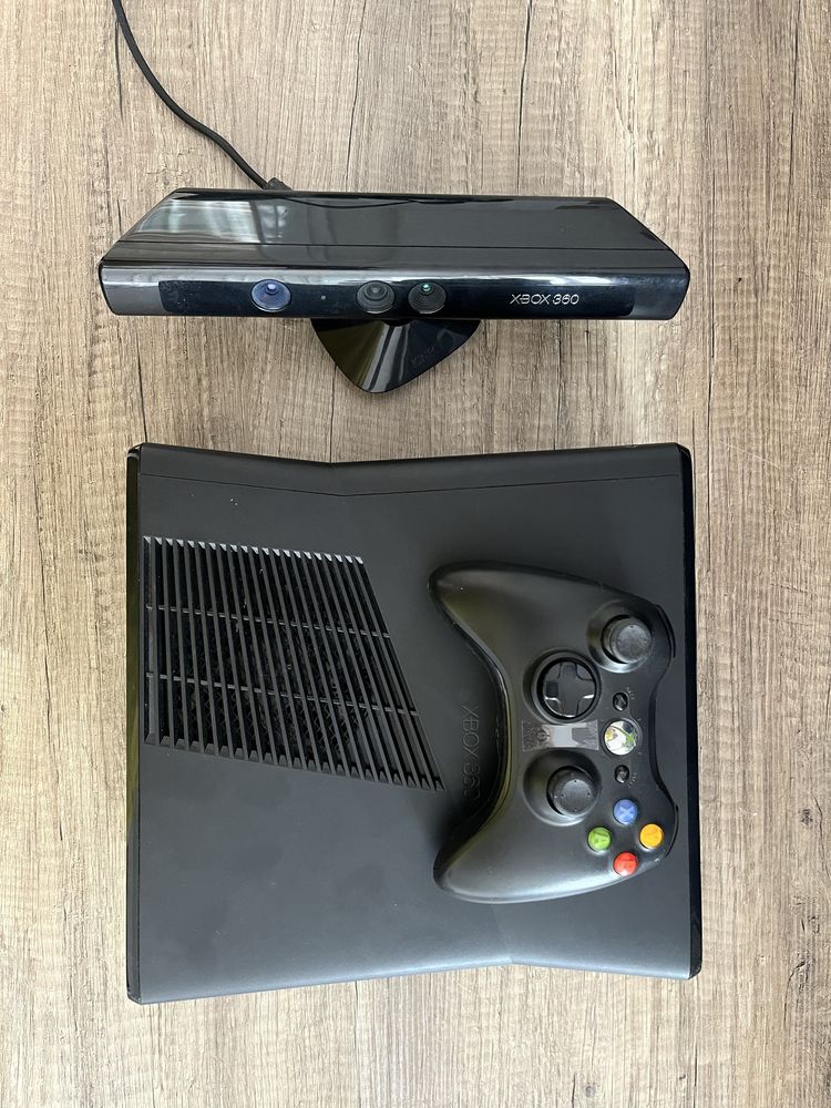 Xbox 360 com comandos e câmera