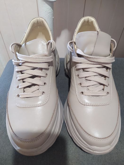 Продам нові кросівки