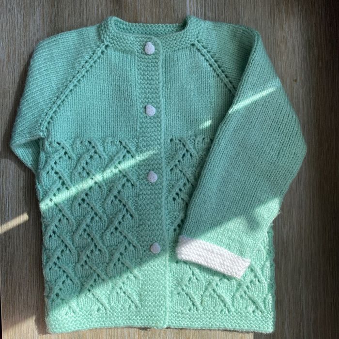 В’язаний светр ручної роботи для дівчинки 2–3 років.