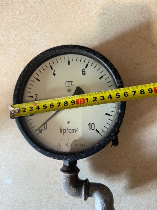 Manometr mechaniczny, duży, o średnicy 16 cm, produkcja NRD