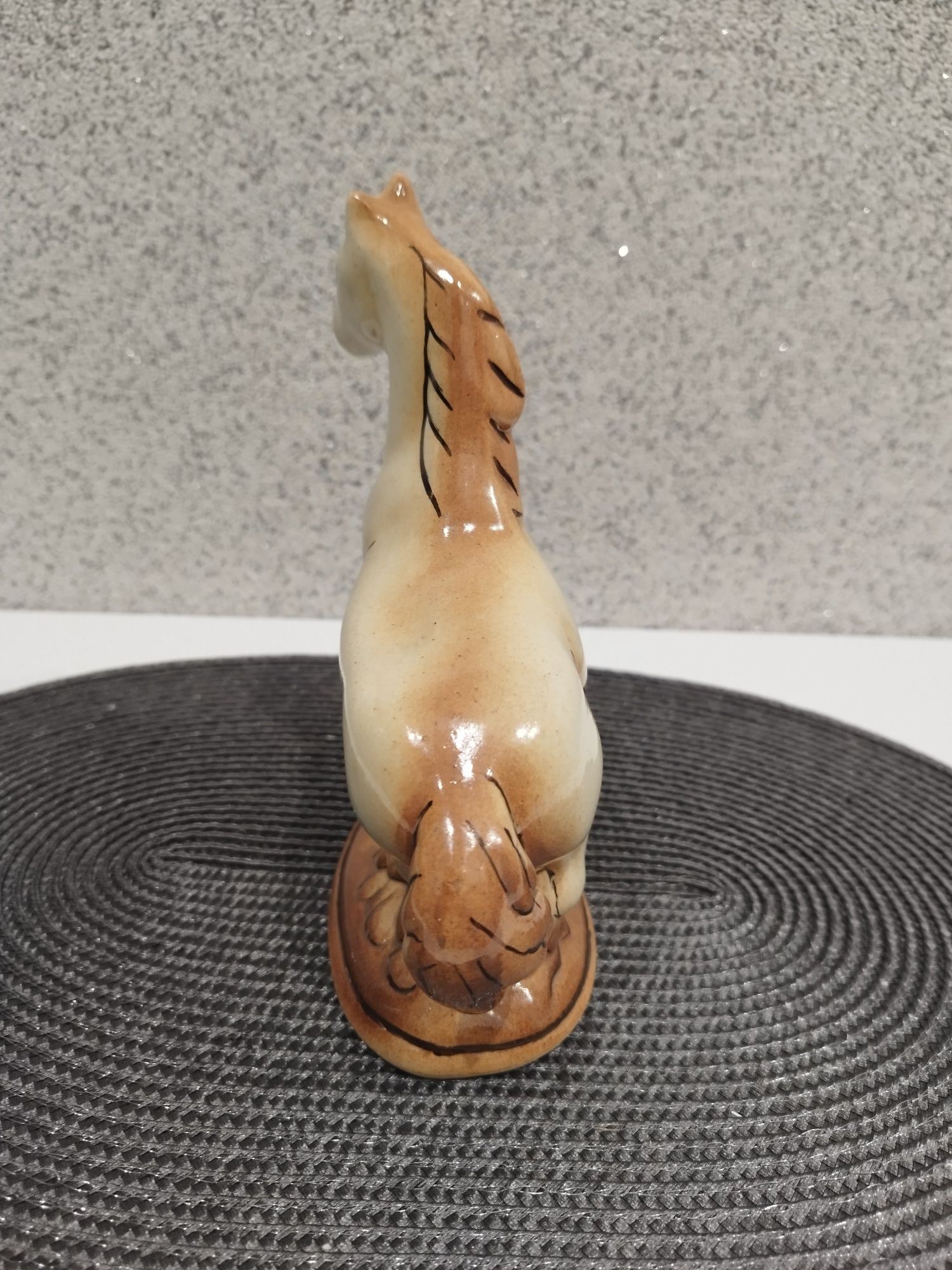 Porcelanowy koń z czasów PRL-u lata 70/80 stan idealny wraz z ceną .