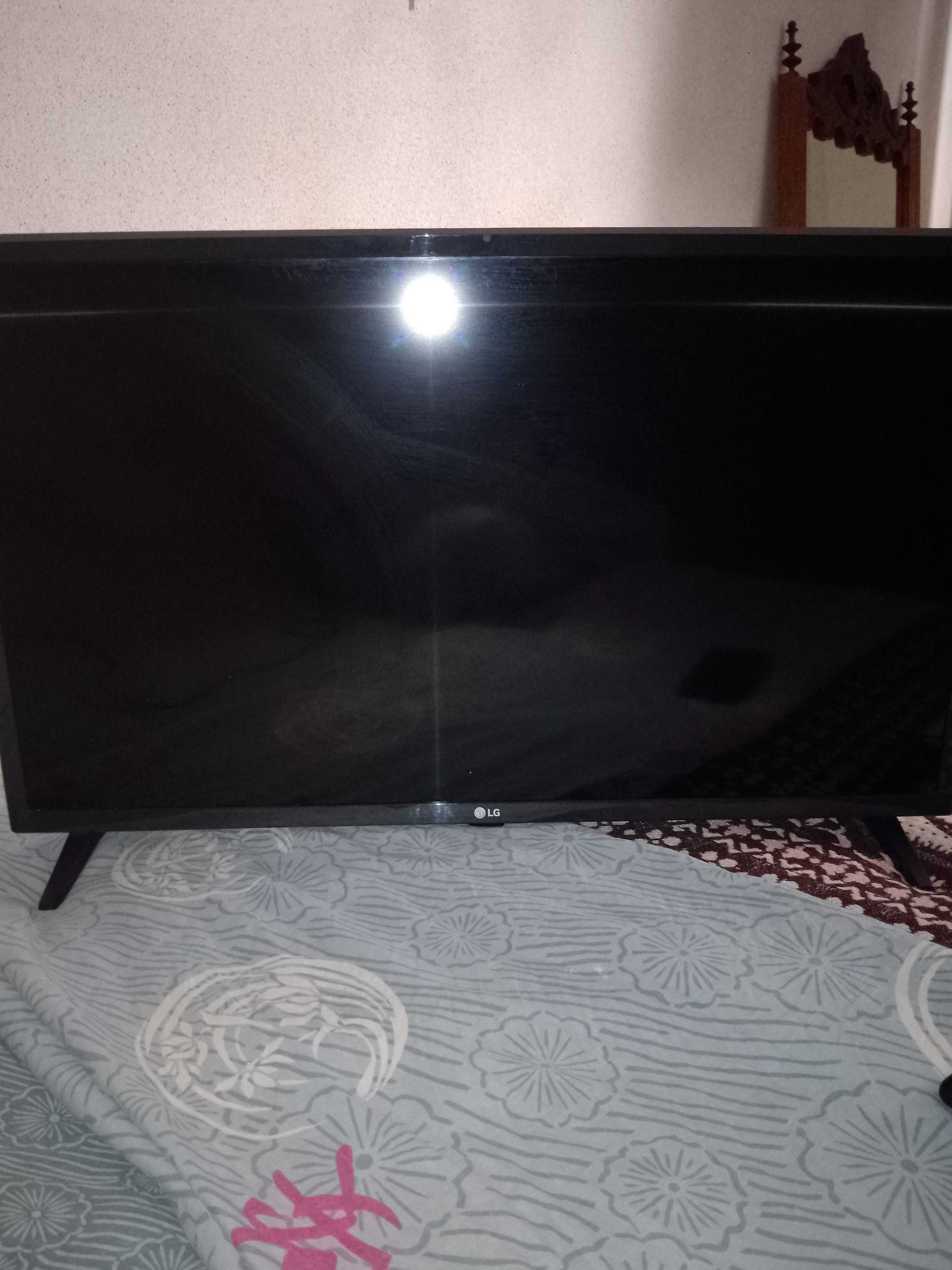Tv lg semi nova , com pouco uso
