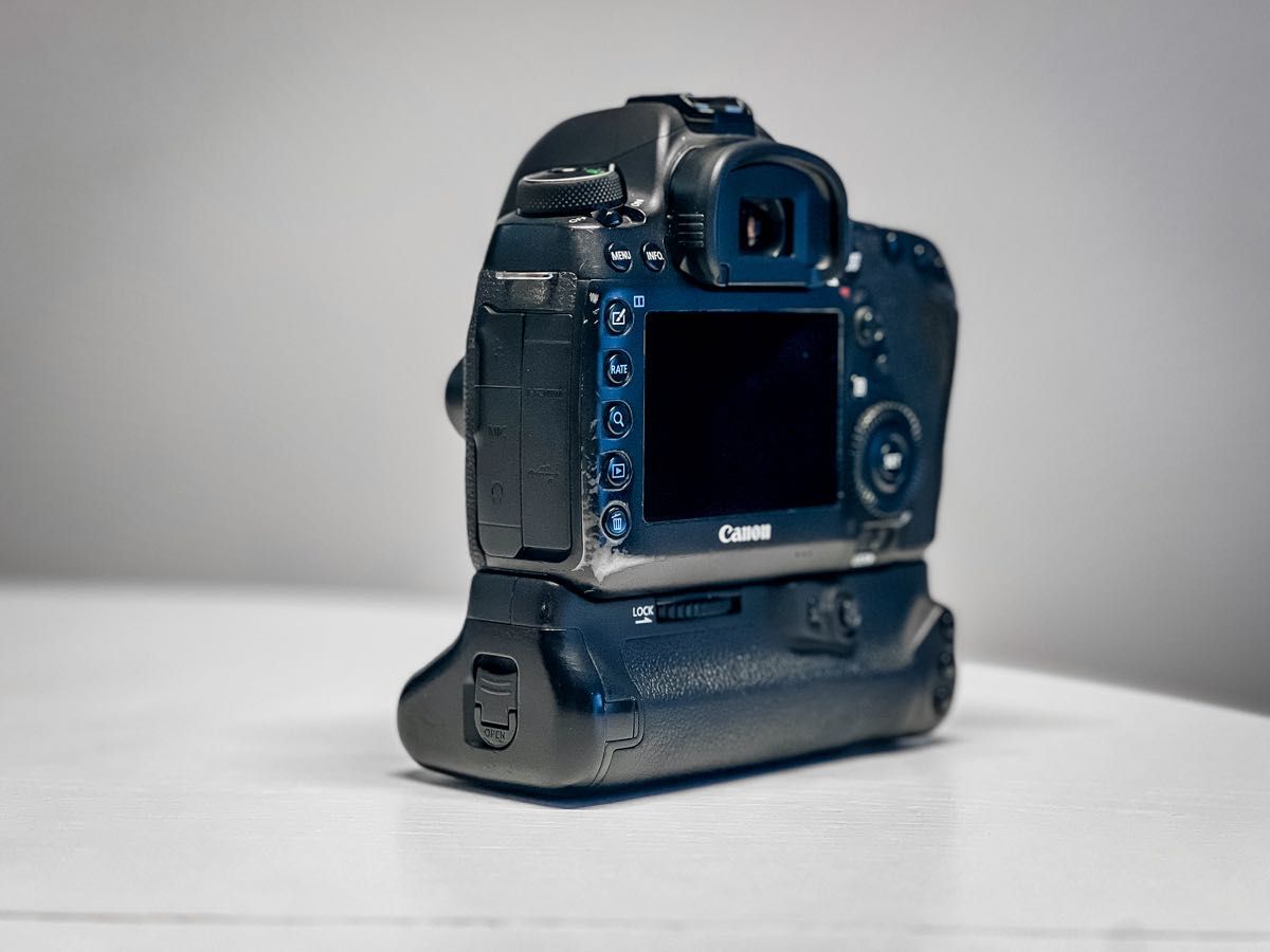 Canon EOS 5D mark IV  body + GRIP