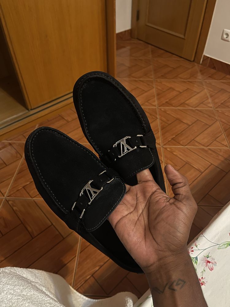 Sapatos a venda, interessados puxam…