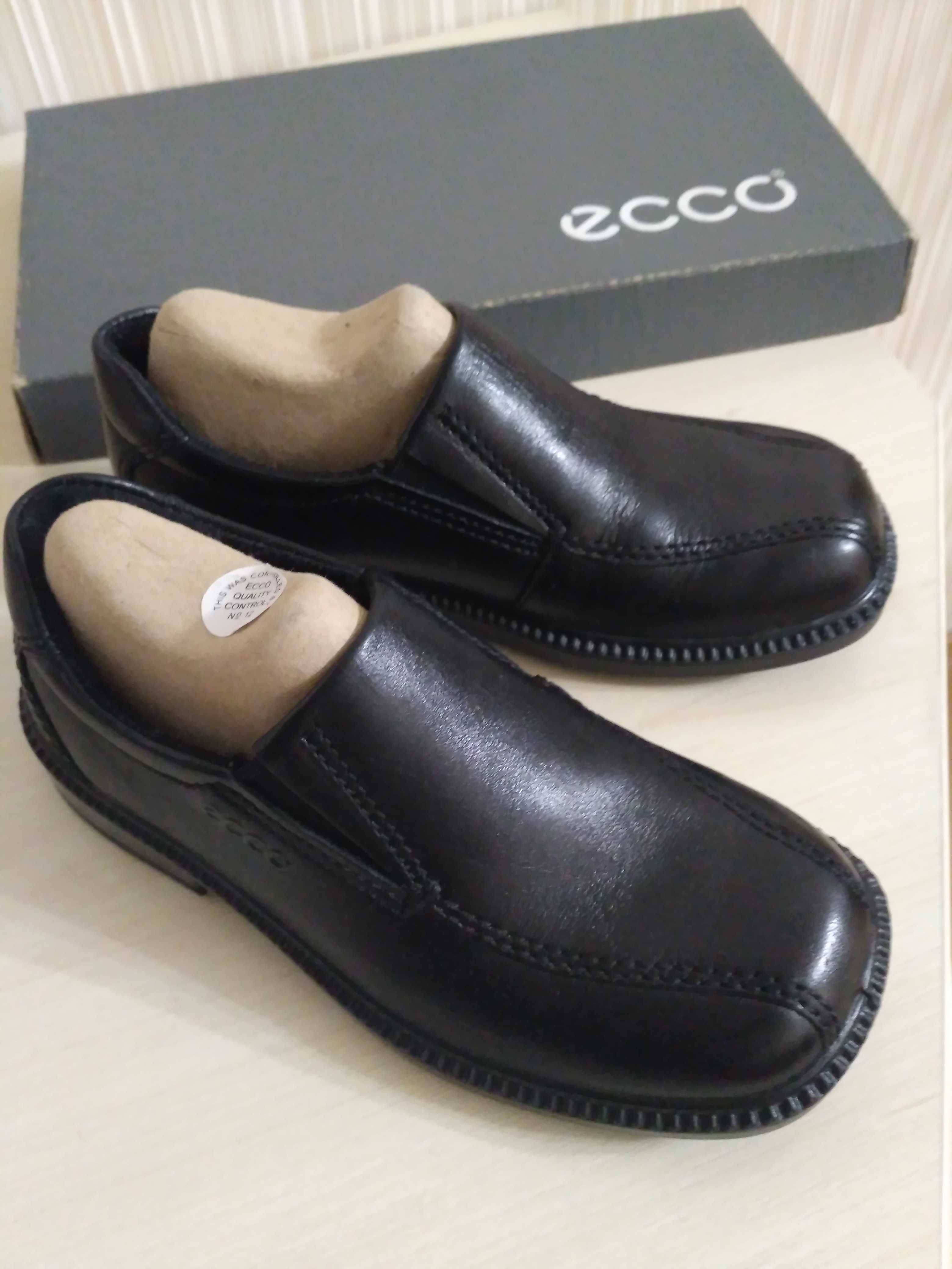 Новые туфли Ecco 28 размера для мальчика. Стелька 18 см