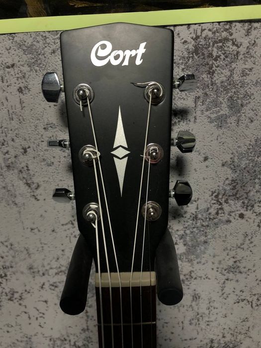 Акустическая гитара Cort.