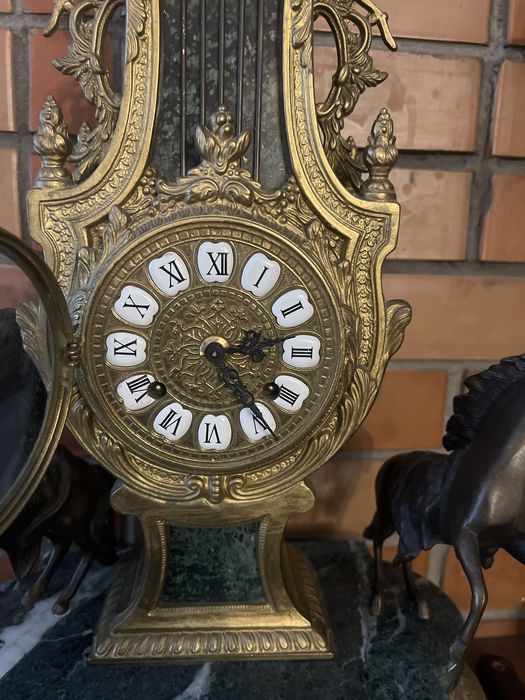 Камінний годинник з підсвічниками